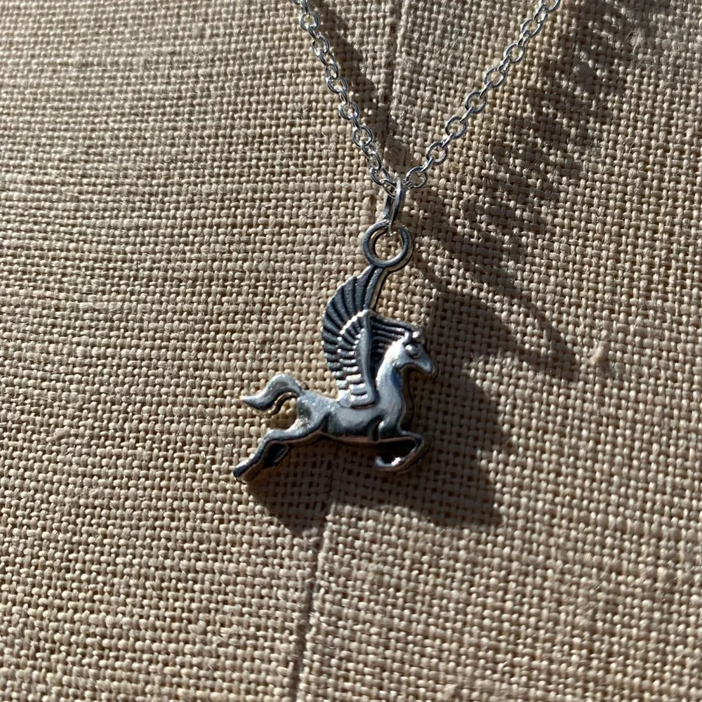 NWT Sterling Silver Plated Chain & Pegasus Horse Alloy Metal Charm Necklace - Picture 3 of 13